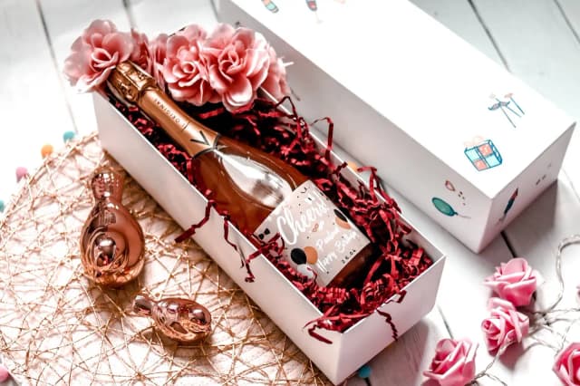 Jaki alkohol na prezent dla kobiety? Oto idealne propozycje na każdą okazję Jaki alkohol na prezent dla kobiety? Oto idealne propozycje na każdą okazję