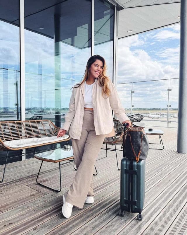 Stylowe i komfortowe outfity na lotnisko, które pokonają zmęczenie Stylowe i komfortowe outfity na lotnisko, które pokonają zmęczenie